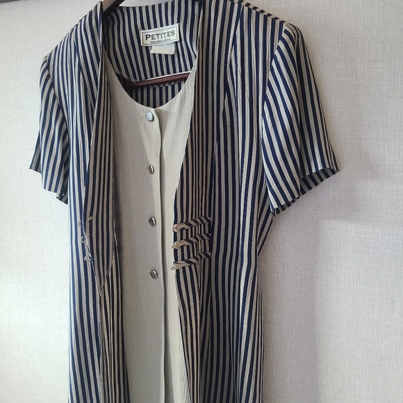 VNTG • Layered shortsleeve blouse ft. unique metal clasping • Beechers Brook - Picture 5 of 8